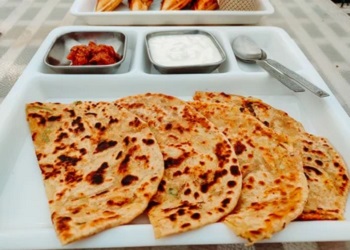 aloo paratha with raita